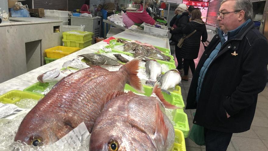 Un cliente ante un puesto de pescadería de la plaza de abastos de Boiro