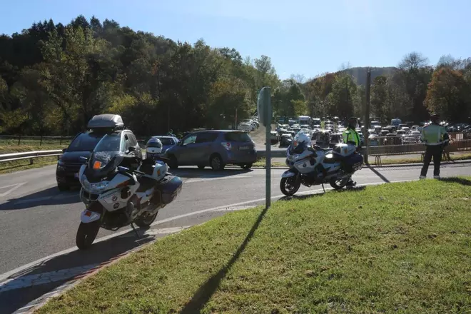 Els aparcaments de la Zona Volcànica de la Garrotxa arriben al límit d'aforament i es comença a regular l'accés