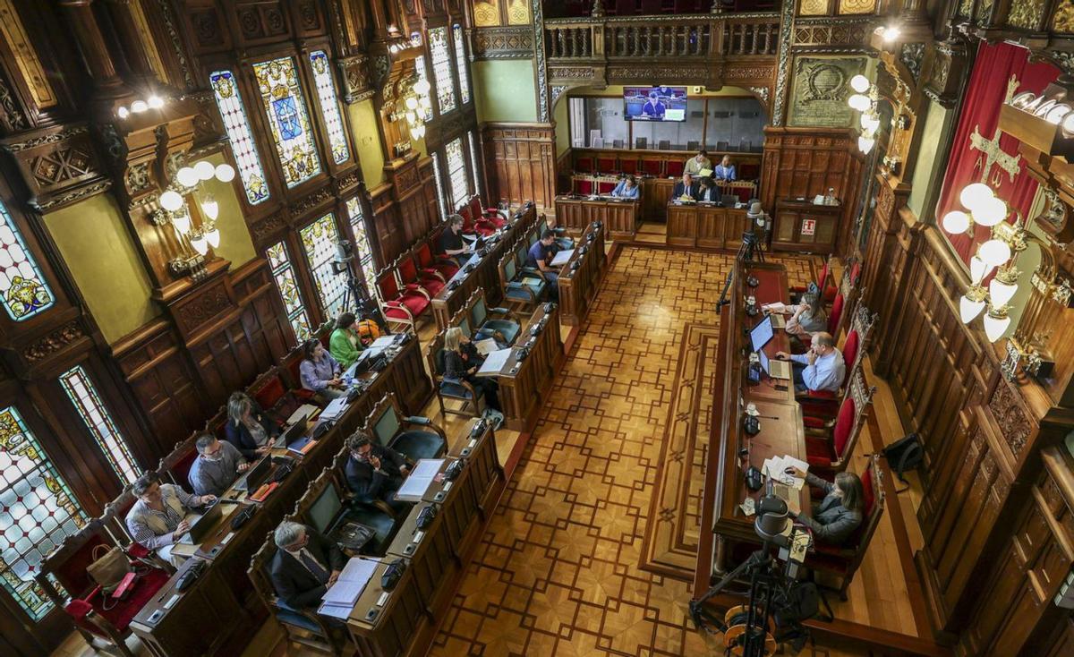 La comparecencia de los expertos sobre la reforma de la ley de Turismo, ayer, en la Junta General. | Irma Collín 