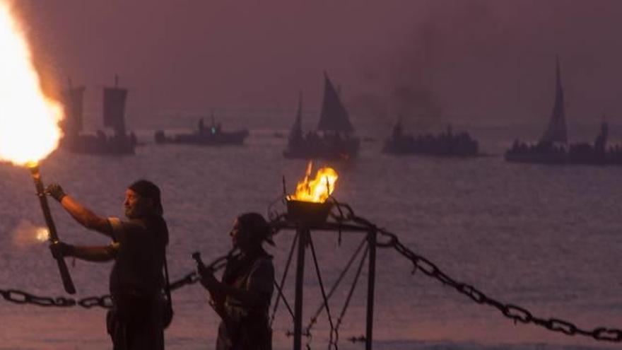 Último Desembarco celebrado en la playa del Carrerlamar, con las embarcaciones moras en el horizonte y las tropas cristianas defendiendo la costa.