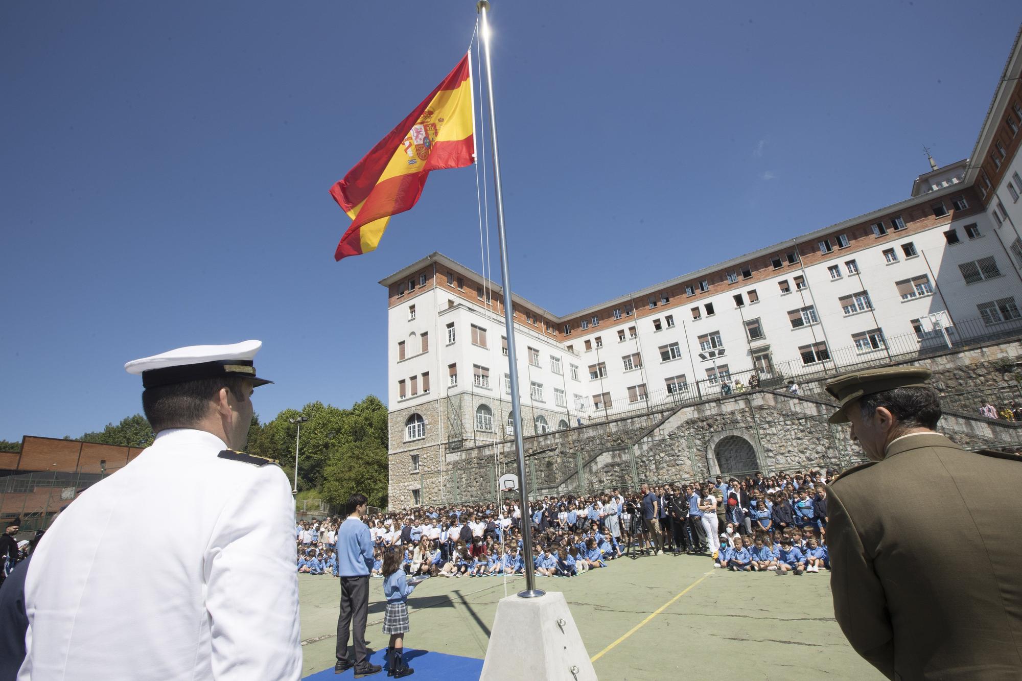 Izado de bandera en el colegio Santa María del Naranco