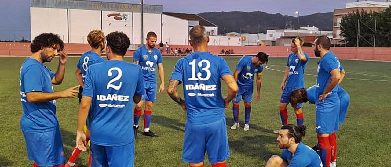 Jugadores de la UD Canals en un entrenamiento, días atrás, en el Quatre Camins. | UD CANALS