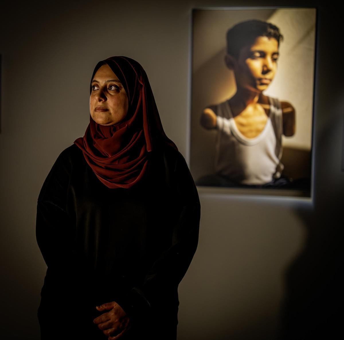 Exposición World Press Photo 2025 en el CCCB. En la foto, Samar Abu Elouf, ganadora del World Press Photo del año.