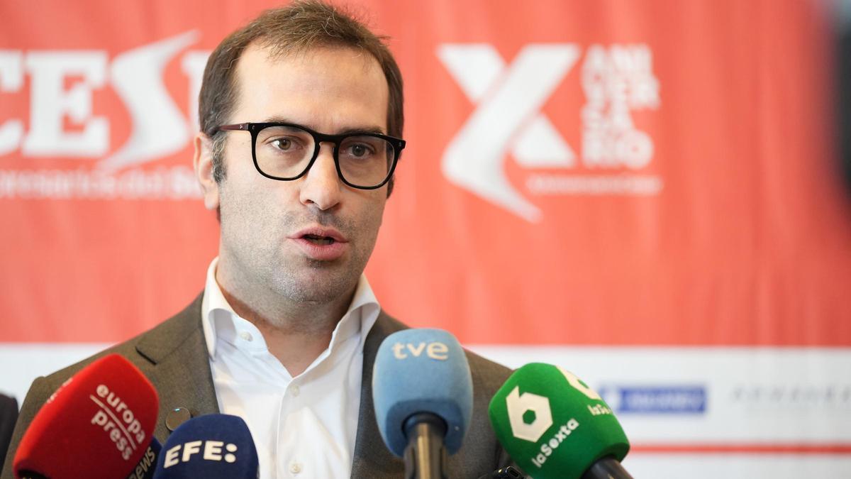 El ministro de Economía, Comercio y Empresa, Carlos Cuerpo, atiende a los medios tras el acto inaugural del foro ‘Avanzando hacia la incertidumbre’. A 20 de noviembre de 2025, en Carmona, Sevilla (Andalucía, España).