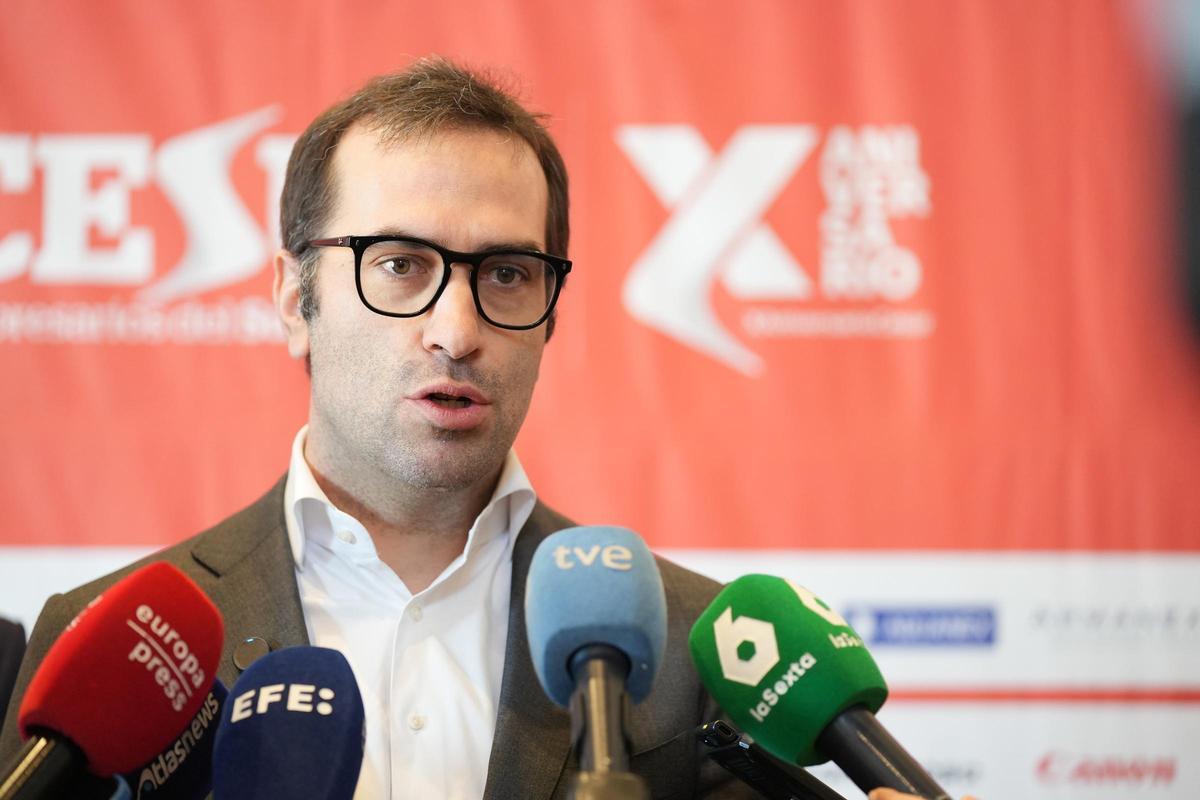 El ministro de Economía, Comercio y Empresa, Carlos Cuerpo, atiende a los medios tras el acto inaugural del foro ‘Avanzando hacia la incertidumbre’. A 20 de noviembre de 2025, en Carmona, Sevilla (Andalucía, España).