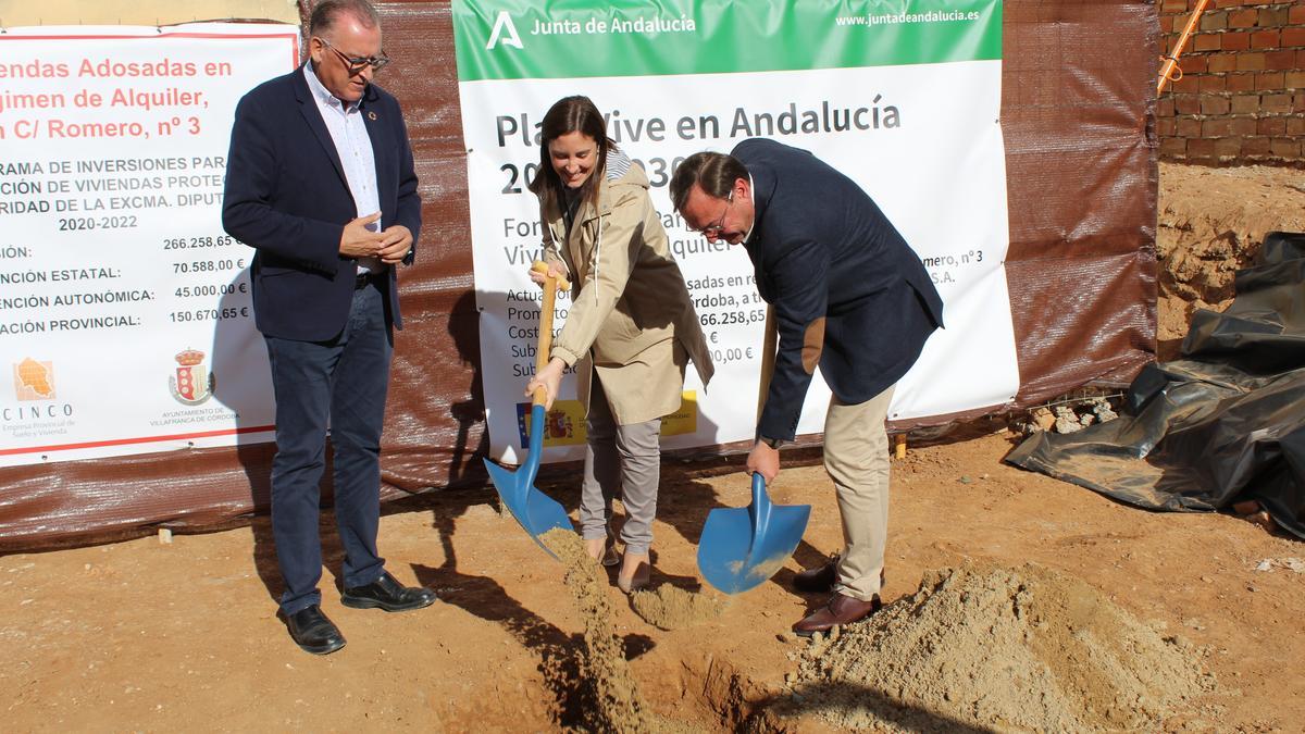 Juan Díaz, Cristina Casanueva y Francisco Palomares colocan la primera piedra de la obra.