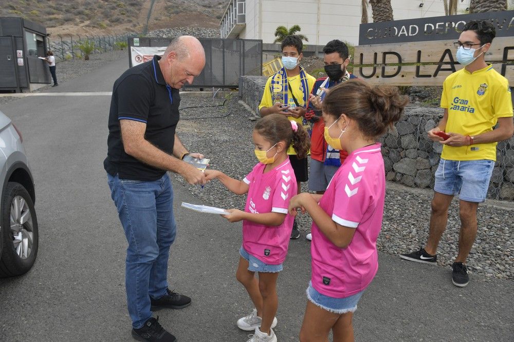 La plantilla de la UD Las Palmas firma autógrafos antes del derbi