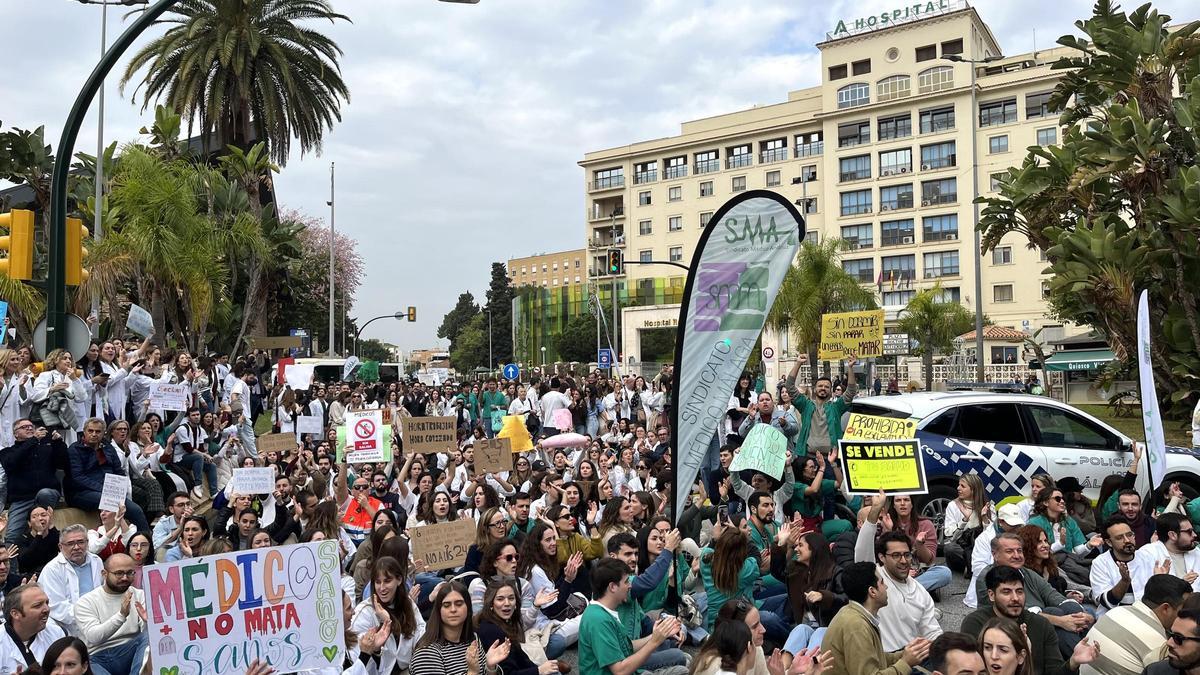 Los médicos de Málaga salen de nuevo a la calle en su tercer día de huelga