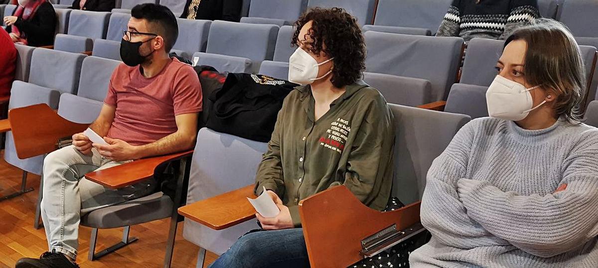 Cara a cara de Aurora Prieto y Adrián Pena Adrián Pena y Aurora Prieto mantuvieron un encuentro minutos antes de entrar en el Concello para asistir al pleno. Debió de ser el primero desde el fallecimiento de Pazos. Con los ánimos ya más calmados, este encuentro fue emotivo, a pesar de las diferencias, uno del sector de Abalo y ella del de IU. Él afirmó que renunciará, pero antes quiere compromisos, que se cumpla el programa y que se resarza su honor, herido en la lucha interna. | SANTOS ÁLVAREZ