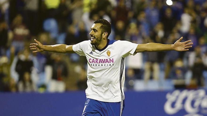 Borja Iglesias celebra un gol con el Zaragoza.
