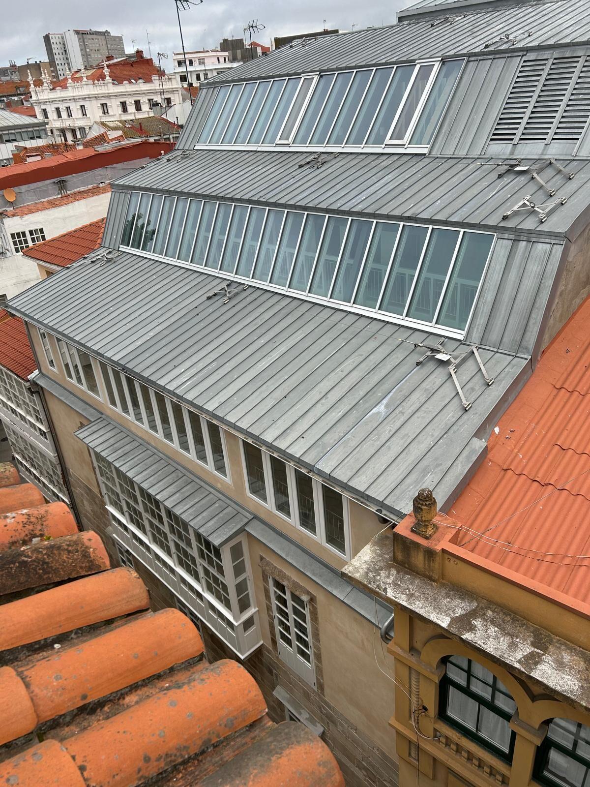 Vista de la cubierta de la Real Academia Galega.