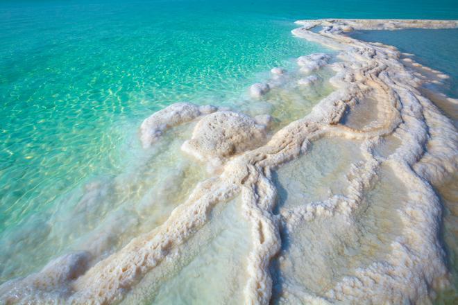 Es posible flotar en el Mar Muerto gracias a su salinidad.