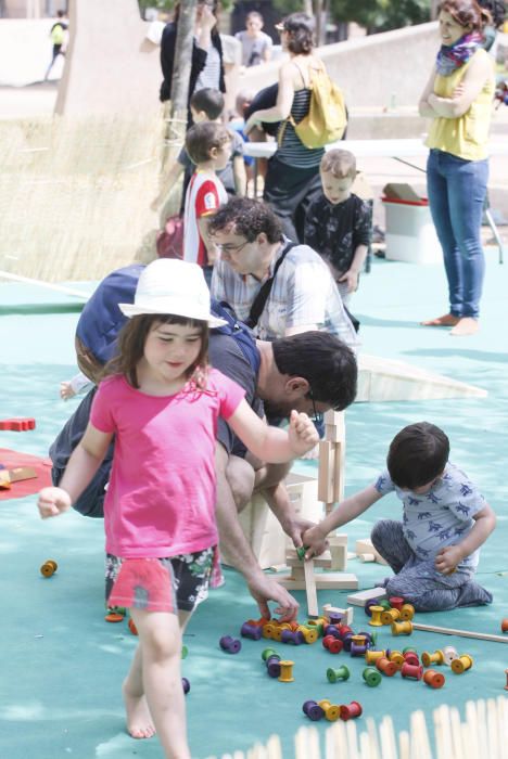 El festival Ludivers omple de jocs la plaça U d''octubre