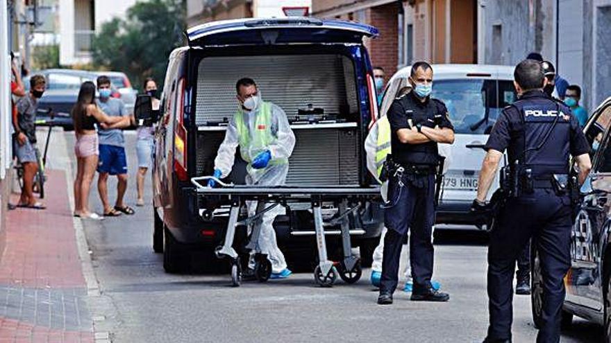 Policías y miembros de la funeraria, el lunes en la escena del crimen.