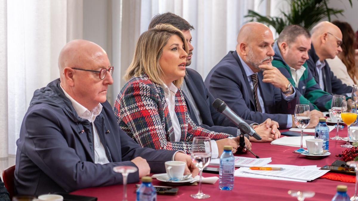 La alcaldesa Noelia Arroyo junto a los ediles de Vox Diego Salinas y Gonzalo López Pretel