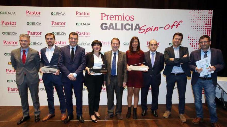 Ganadores, representantes públicos y organizadores de los premios, ayer en Vigo. // Marta G. Brea