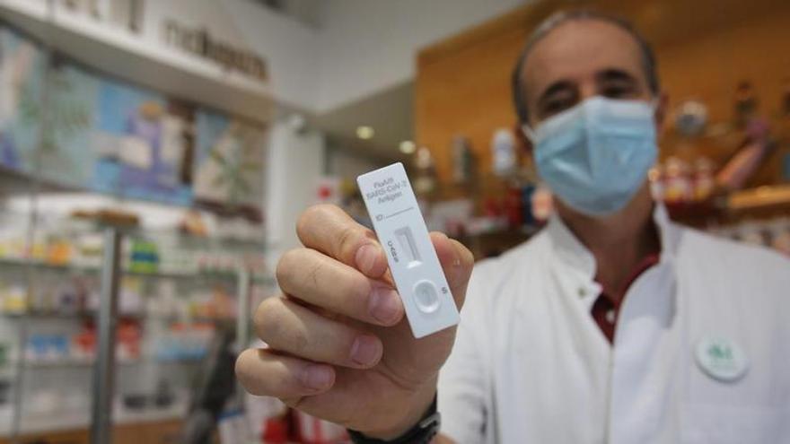 Un farmacéutico de Alicante muestra el nuevo test que permite detectar covid y/o gripe