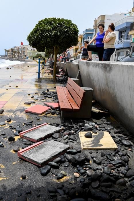 Los destrozos del oleaje en la avenida de Arinaga