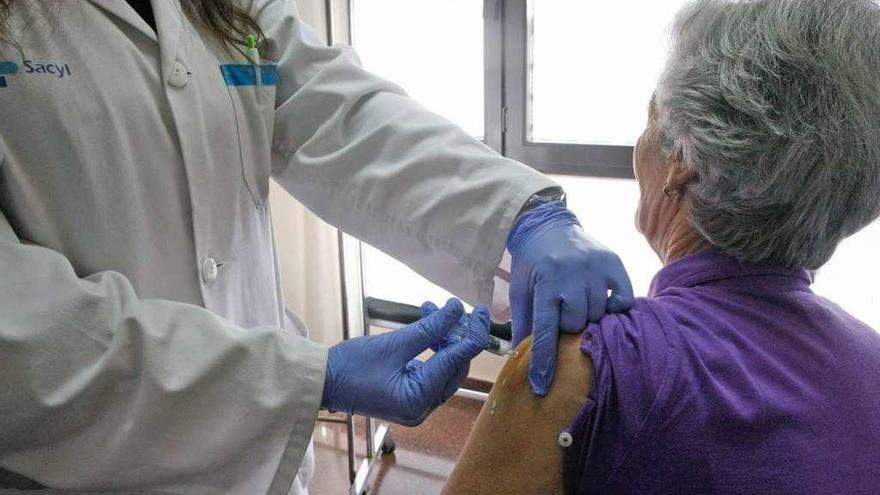 Una paciente se vacuna contra la gripe en un centro de salud de la capital.
