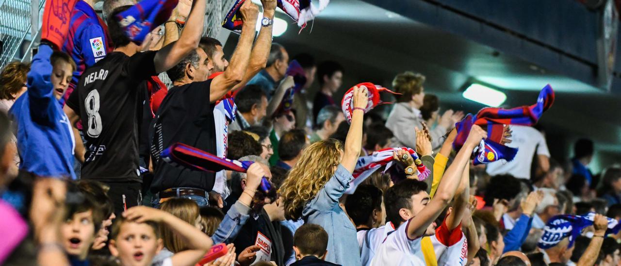 Aficionados del Huesca celebran un gol en El Alcoraz