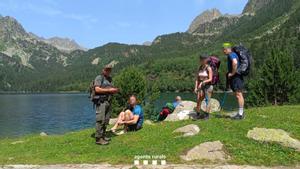 Los agentes rurales denuncian a unos excursionistas que se bañaron en un lago de alta montaña. 