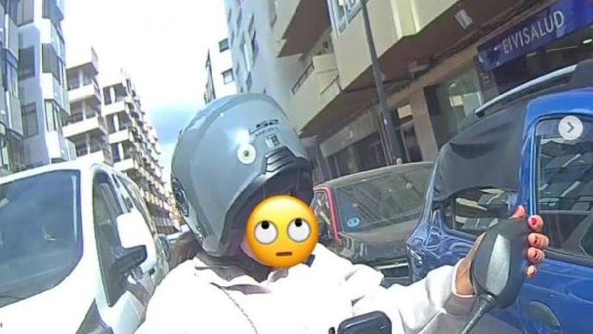 La motorista con el casco al revés.