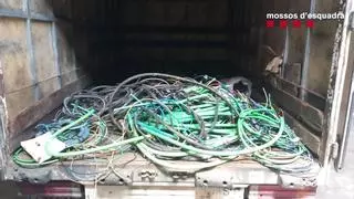 Tres detenidos por robar 180 kilos de cobre de línea telefónica en varias localidades de Girona
