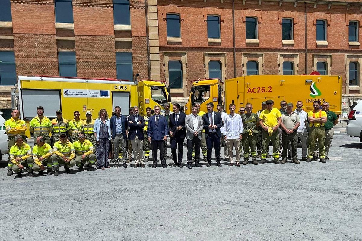 Los equipos de Extremadura y Castilla y León junto con los responsables de ambas comunidades.