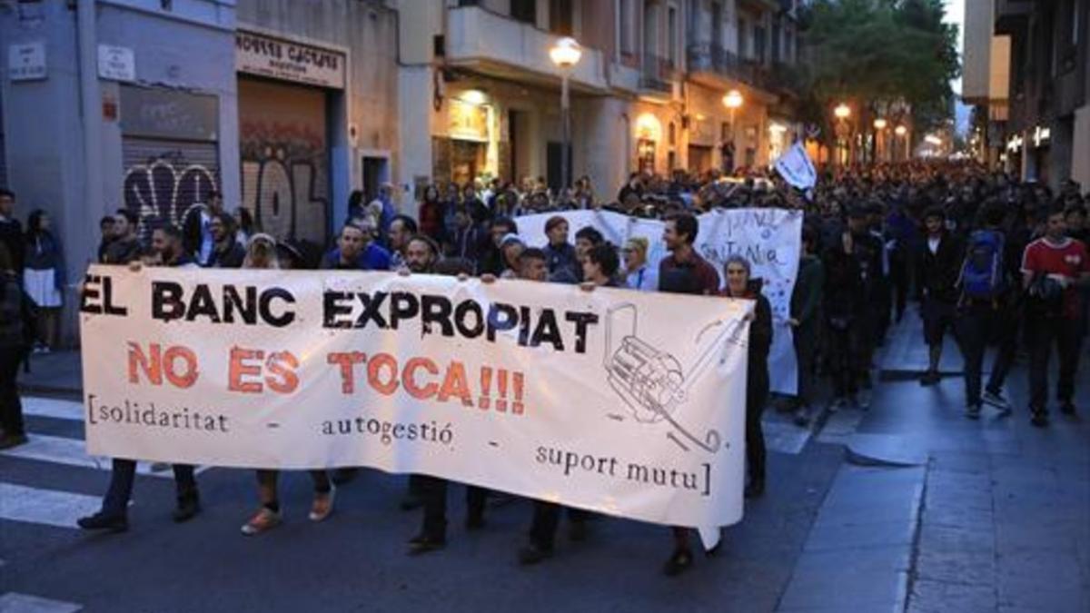 Manifestación en Gràcia, ayer, contra el desalojo del Banc Expropiat.