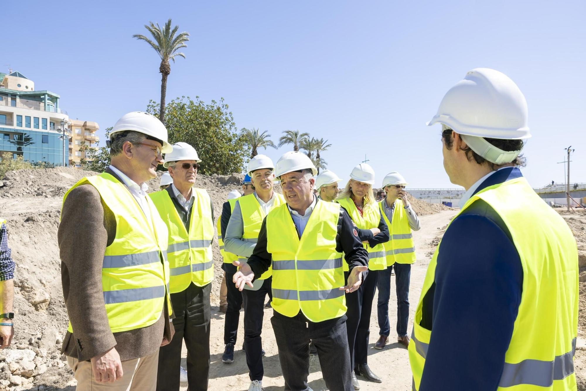 Visita a las obras de la nueva zona de ocio del puerto del director general de Puertos, el alcalde y el gerente de la empresa concesionaria