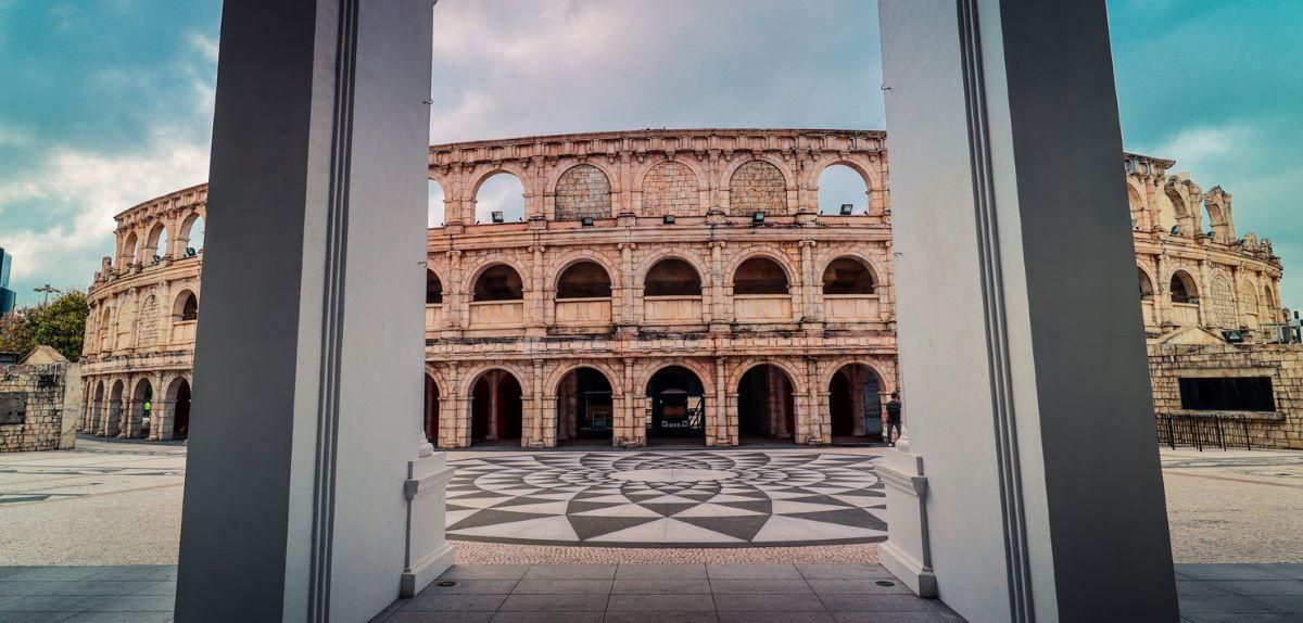 Vista del Coliseo de Macao a través de dos arcos
