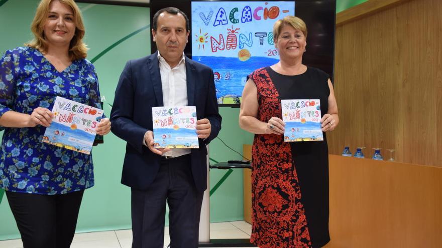 La delegada de Igualdad, Ana Isabel González, el delegado del Gobierno, José Luis Ruiz Espejo y la coordinadora del Instituto Andaluz de la Mujer, Maria del Carmen Moreno presentan Vacacionantes.