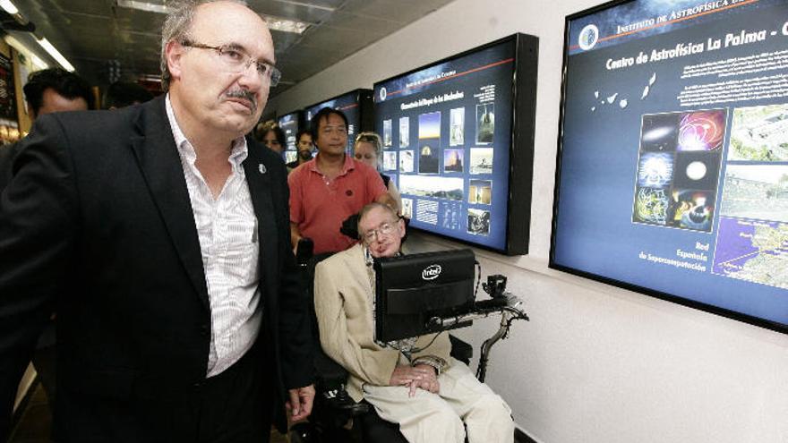 Rafael Rebolo, a la izquierda, durante una visita de Hawking en 2016 a la sede del IAC en Tenerife.