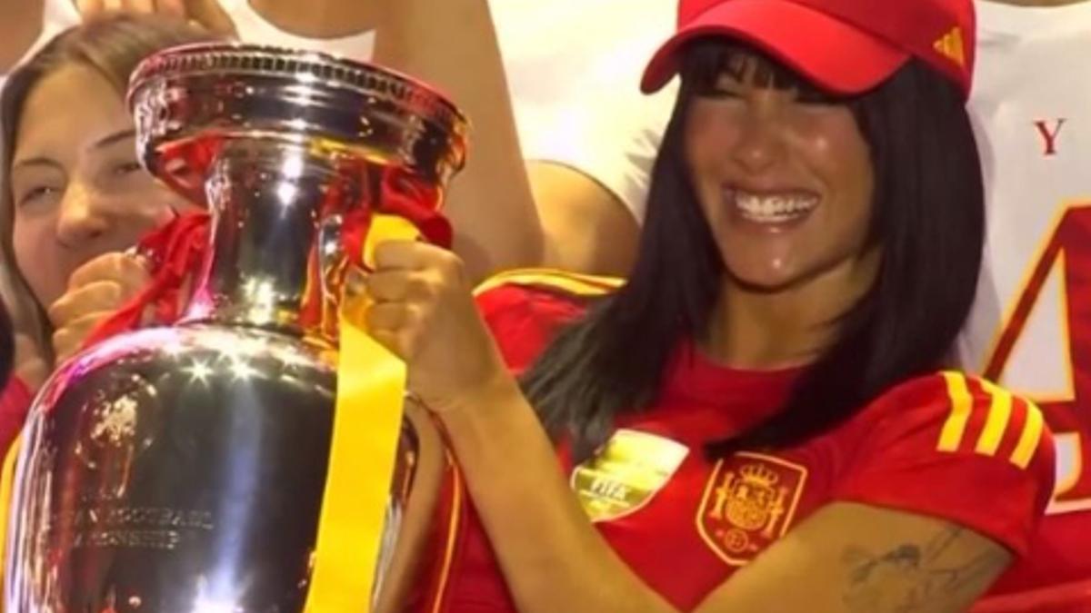 Aitana celebra con la Selección Española