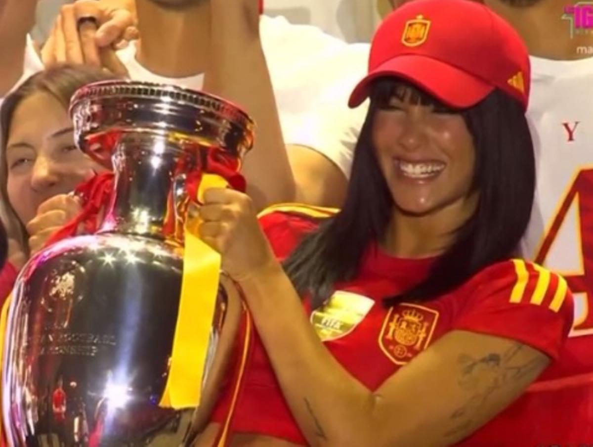Aitana celebra con la Selección Española