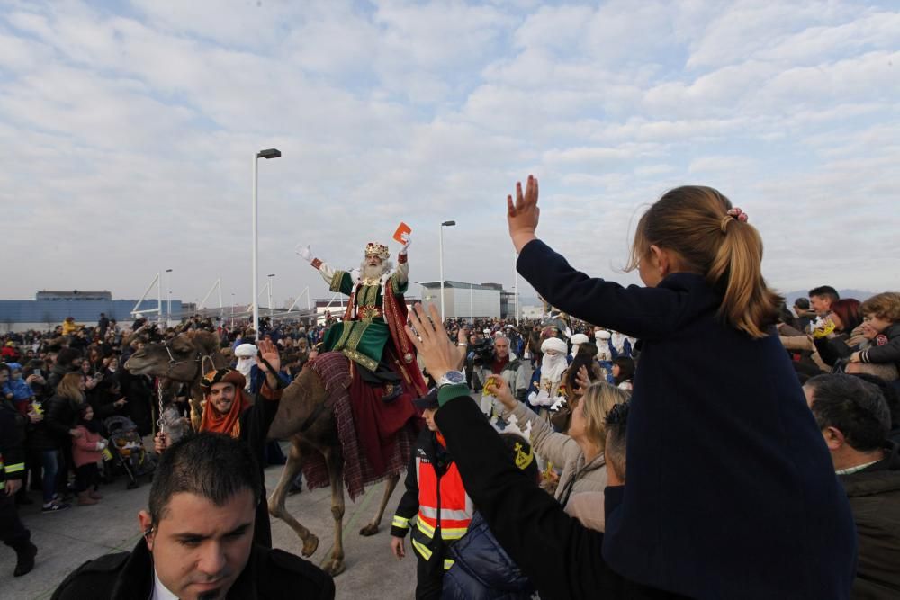 Una multitud recibe a los Reyes Magos en Gijón.