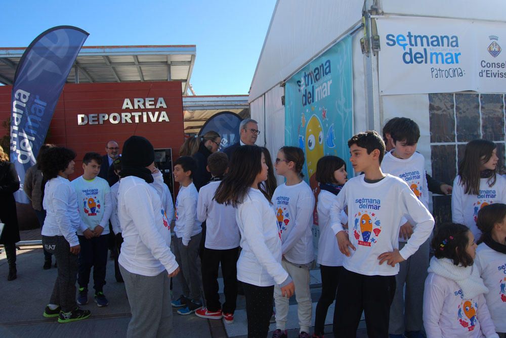 La presentació oficial de la Semana del Mar ha coincidido con el primer contacto de los alumnos del colegio Can Raspalls con las embarcaciones en las que pasarán toda esta semana.