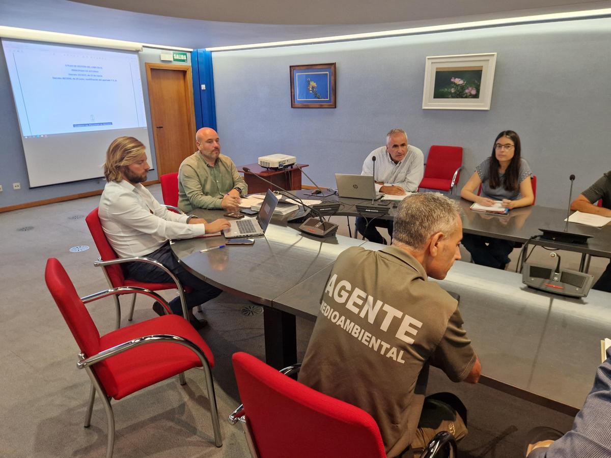 Da Rocha, a la izquierda, presidiendo la mesa del Consejo Consultivo del Lobo.