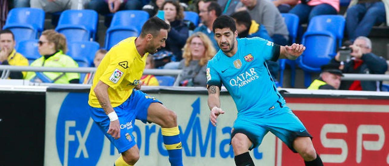 Momo pisa el esférico ante Luis Suárez, el pasado 20 de febrero ante el Barça en el Gran Canaria.
