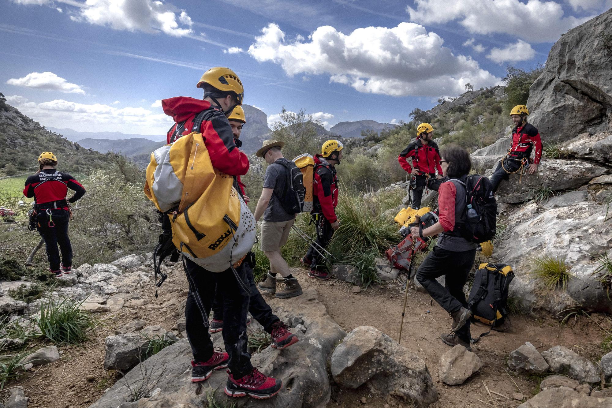 Los Bombers de Mallorca entrenan los rescates de montaña en Tossals Verds