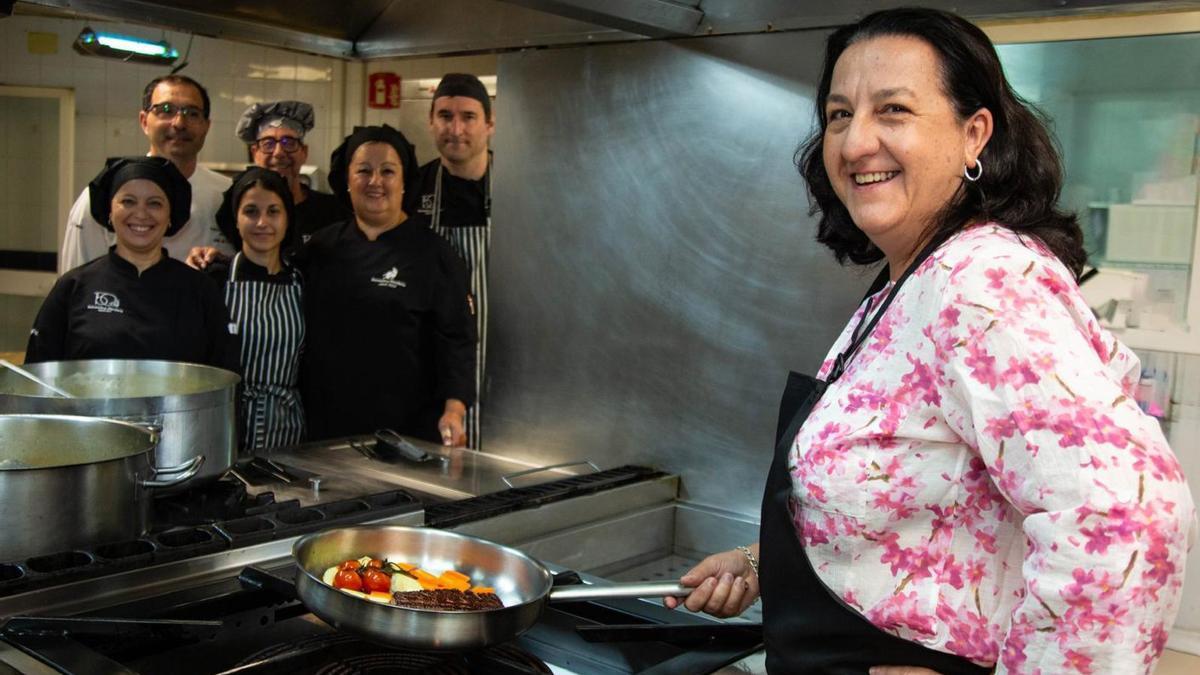La actriz Carmen Flores Sandoval, Simona en «La Promesa», ante los fogones del Balneario de Mondariz.
