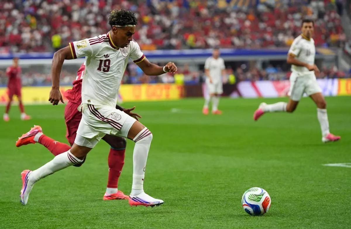 Lamine Yamal conduce un balón durante un partido del Mundial.