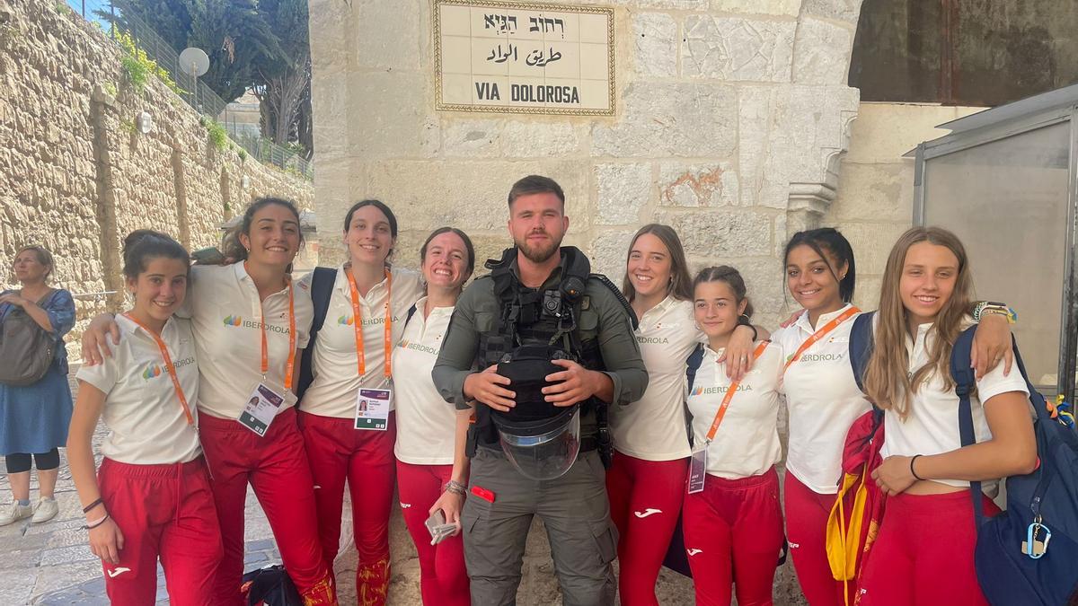 Repáraz, con sus compañeras de equipo, de visita turística en Jerusalén.