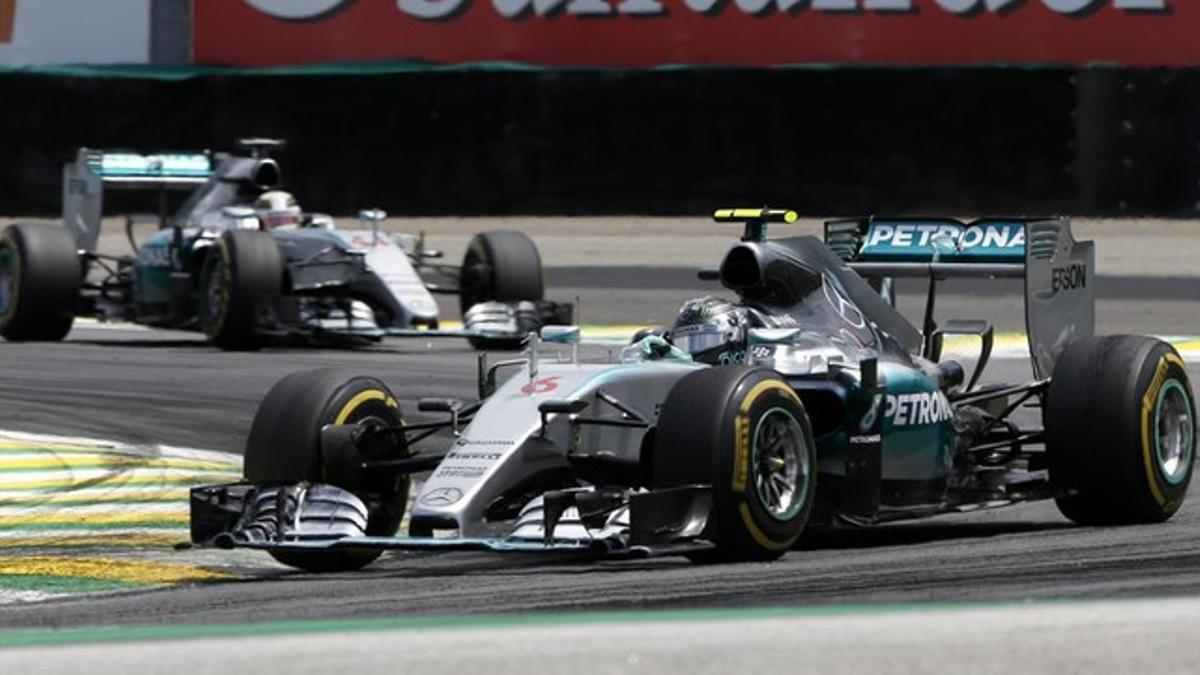 Nico Rosberg comanda la carrera de Interlagos por delante de Lewis Hamilton.