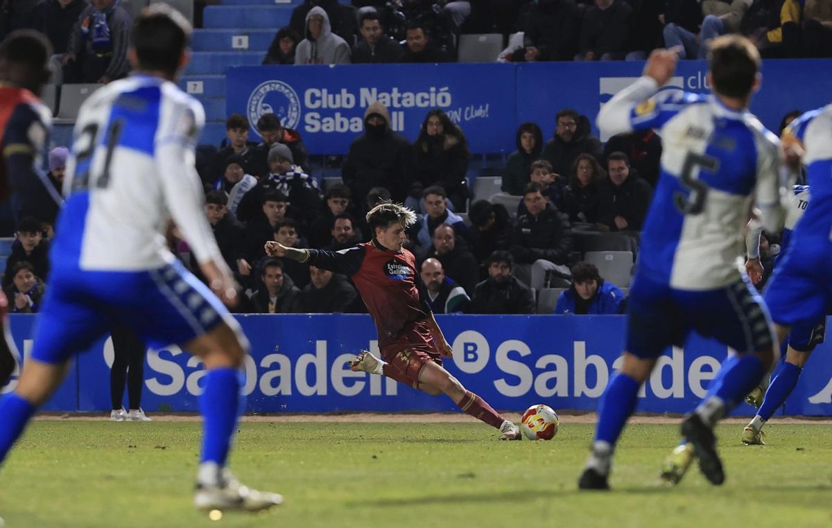 Rubén López centra al área desde la banda izquierda, justo el lugar donde fue colocado por Antonio Hidalgo. | Fernando Fernández
