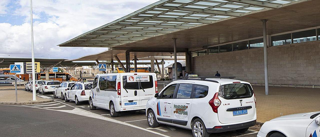 Imagen de  varios taxis en el aeropuerto internacional de Fuerteventura.
