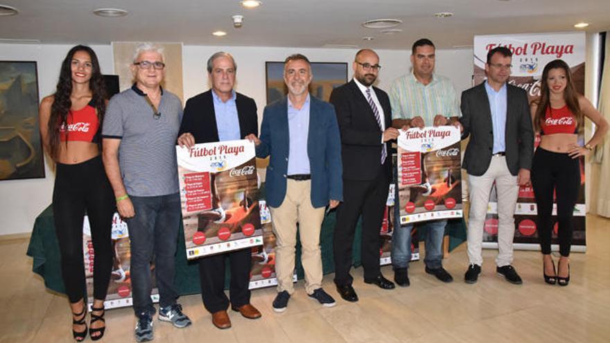 Asistentes al acto de presentación de las pruebas que se integran en este circuito de fútbol playa.