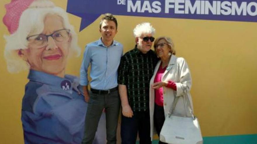 Errejón, Almodóvar y Carmena durante un acto celebrado ayer en Madrid.