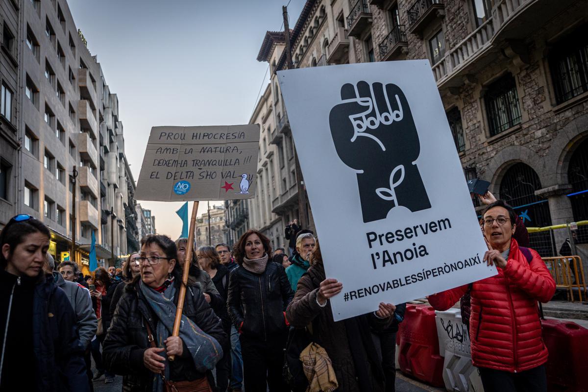 La manifestación contra el Hard Rock, la ampliación del aeropuerto y el Cuarto Cinturón corta el centro de Barcelona