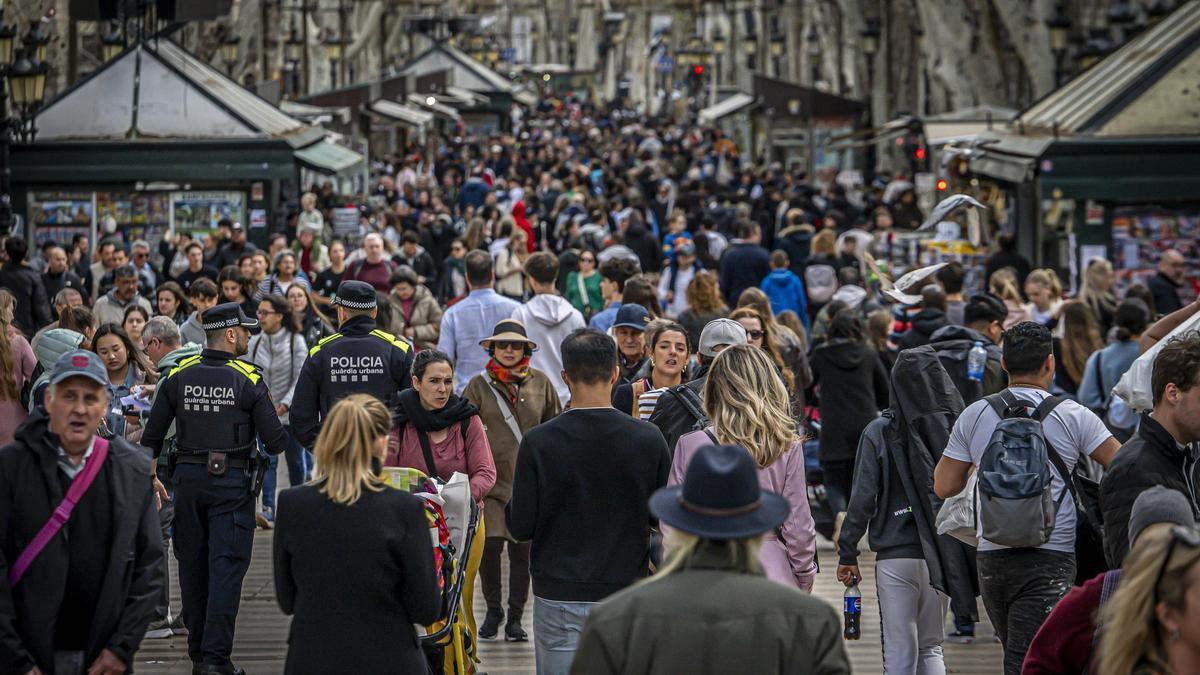 Cientos de personas pasean por las Ramblas de Barcelona.